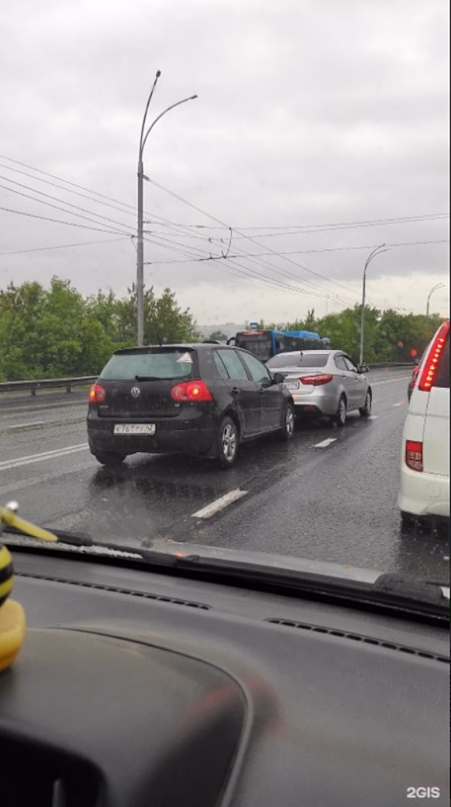ДТП осложнило движение на загруженной дороге перед Кузбасским мостом в Кемерове