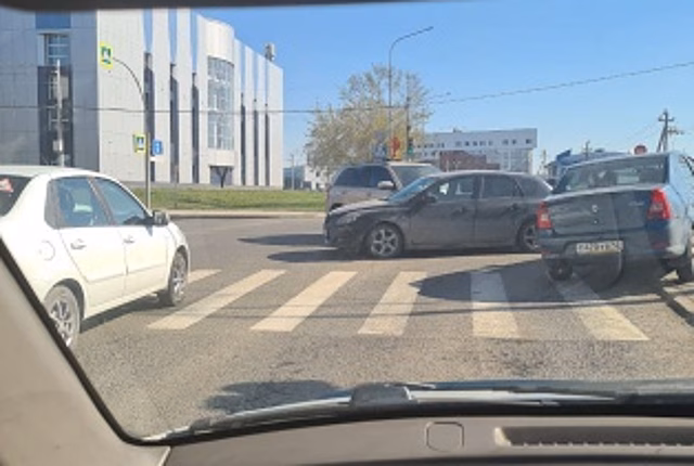 Иномарки столкнулись у пешеходного перехода в Кемерове