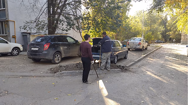 Саратовец выкопал бордюр во дворе для незаконной парковки своего автомобиля