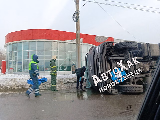 Грузовик перевернулся в Новокузнецке