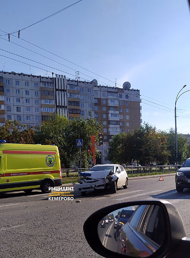 Иномарки столкнулись около кемеровского ТЦ