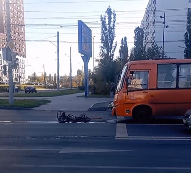 Курьер на электровелосипеде попал под колеса автобуса в Нижнем Новгороде