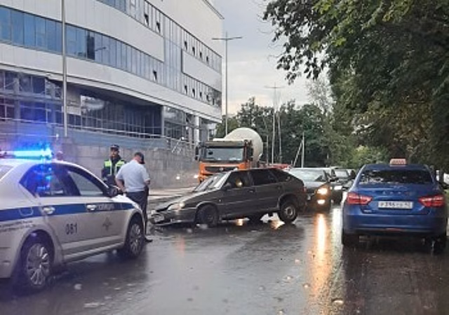 У Дворца спорта ВАЗ провалился в разрытый асфальт