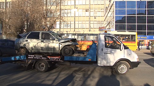 В Саратове прохожих пугали искорёженными в ДТП машинами