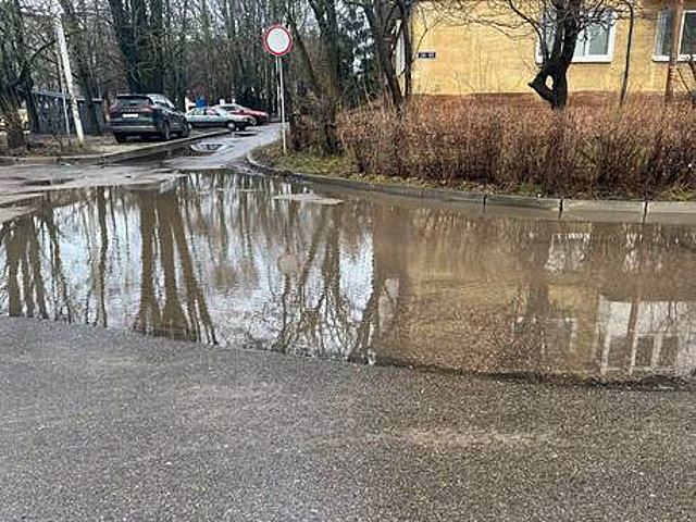 Вода заходит в салон автобусов: на Ломоносова после затопления дороги общественный транспорт пустили в объезд