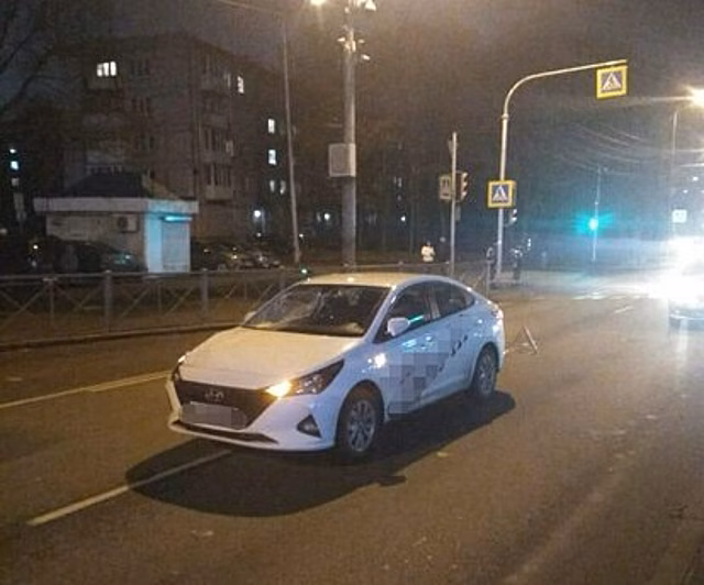 На Гагарина 33-летний пешеход попытался перебежать дорогу на красный и попал под машину