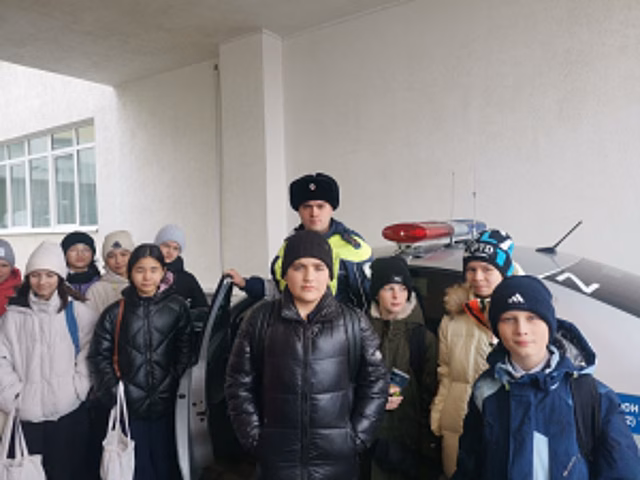 В Оренбургской области госавтоинспекторы провели занятие с учащимися полицейского класса