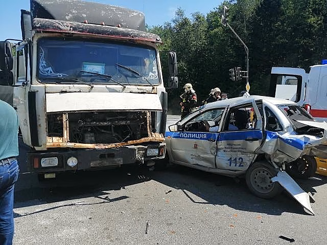 Один человек пострадал в ДТП на Киевском шоссе с участием автомобиля полиции Подмосковья