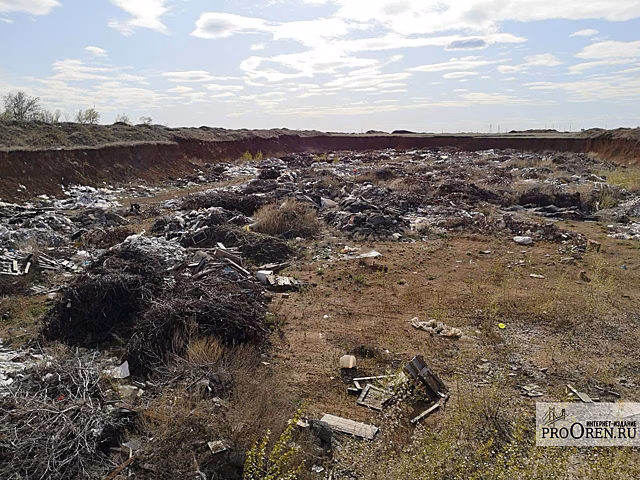 Под Оренбургом в районе новой трассы образовалась стихийная свалка