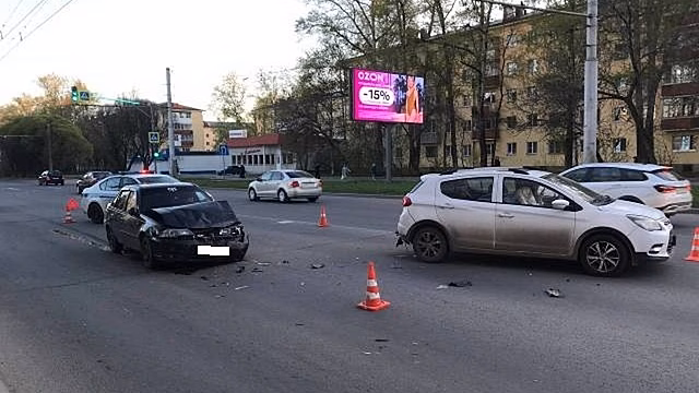 Два автомобиля столкнулись рядом с ТЦ в Вологде