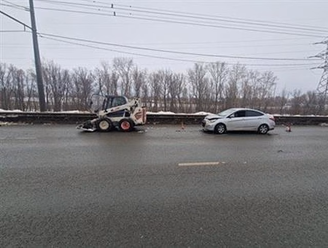 В Самаре Hyundai догнал трактор