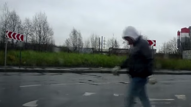 Жители Салехарда обеспокоены поведением девушек, которые бросаются под колеса машин. ВИДЕО