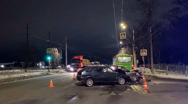 В Курске три взрослых человека и ребенка госпитализированы в больницу после автомобильной аварии