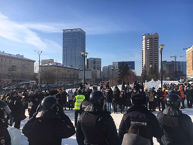 Десятки силовиков и новосибирцев собрались на площади Пименова. Онлайн