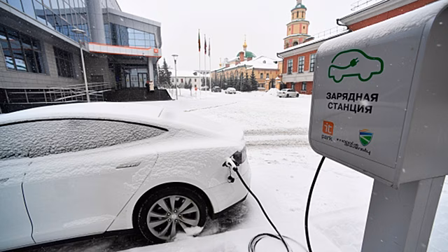 В РФ продлили бесплатный проезд по трассам для отечественных электрокаров