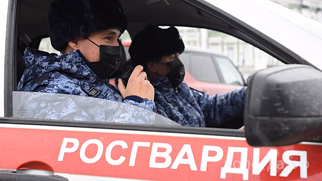 Пьяный вологжанин, пытаясь уехать от росгвардейцев, сбил дорожный знак