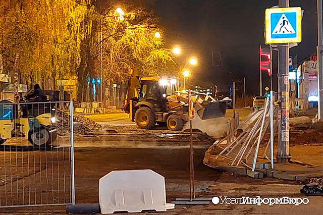 "Могут завтра открыть". Строители укладывают асфальт у "Парк Хауса" в Екатеринбурге