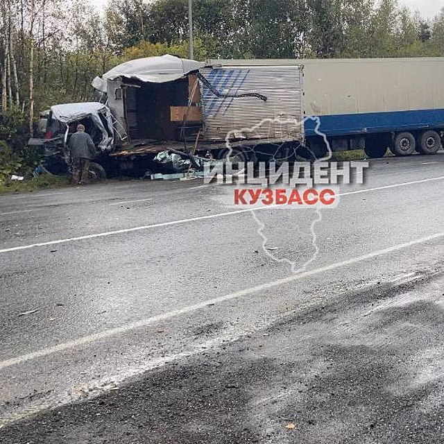 Жуткое ДТП с грузовиками и легковушкой на кемеровской трассе попало на видео
