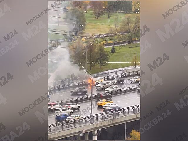 Автомобиль загорелся на проспекте Мира в Москве