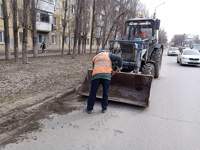 На шести улицах в Саратове отчистили тротуары и бордюры