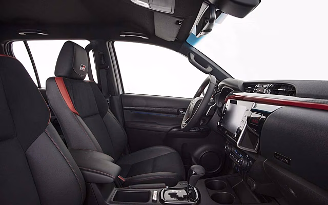 Полный привод, АКП и надежный мотор: в продаже появились новые Toyota Hilux