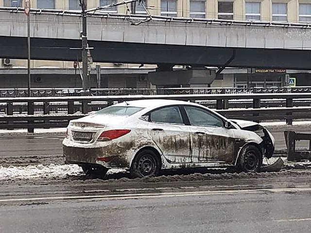 С проезжей части по проспекту Маршала Жукова убрали брошенный автомобиль