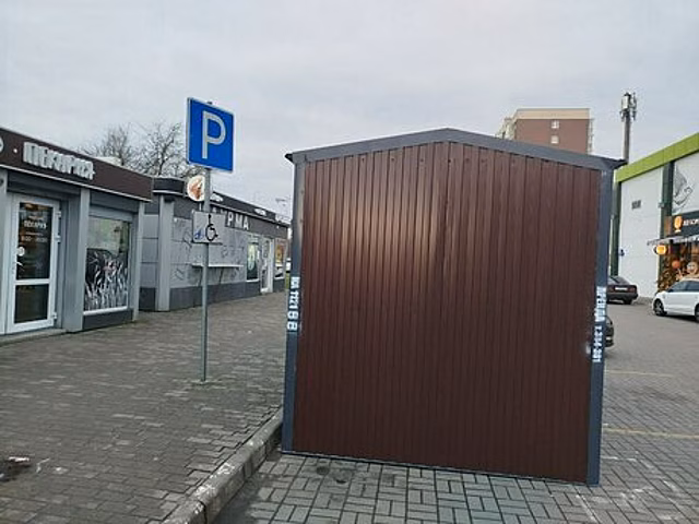 В Калининграде парковку для инвалидов занял торговый павильон