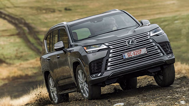 В Сети завирусилось видео дерзкого угона Lexus в Питере