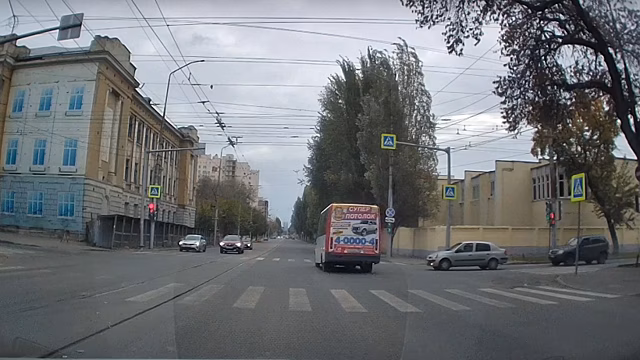 Саратовская мэрия обратится в полицию из-за проехавшего на красный свет водителя маршрутки