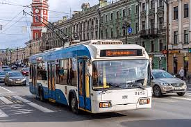 В Петербурге планируют сделать парковку троллейбусов беспилотной
