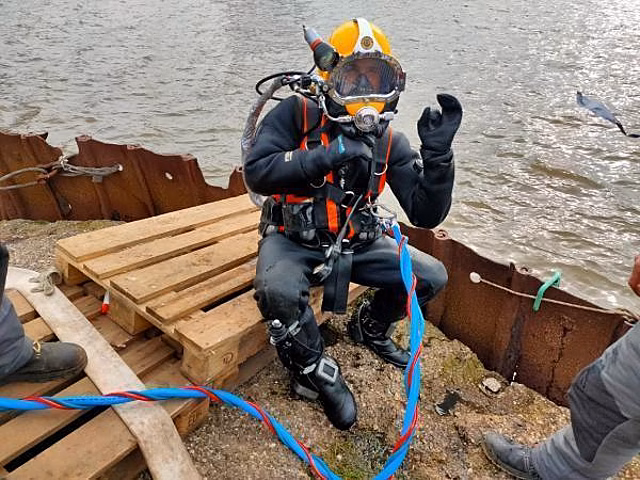 Промышленные водолазы оценили состояние опор железнодорожных мостов в Свердловской и Челябинской областях