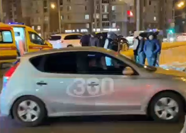Водитель каршеринга пролетел на красный и сбил двух пешеходов