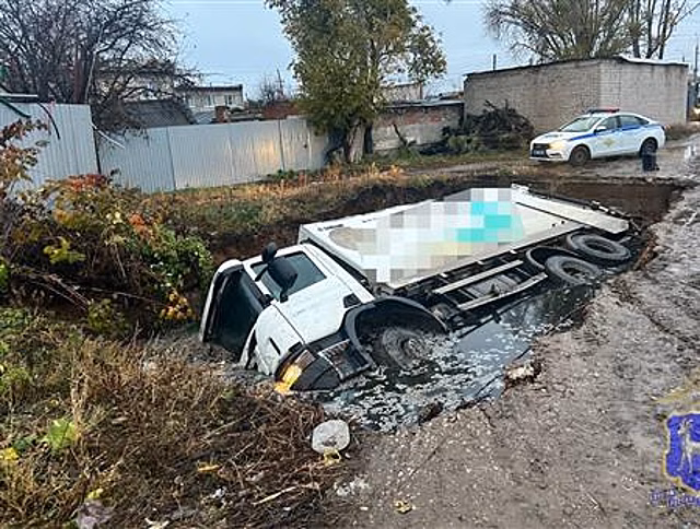 В Самаре мусоровоз провалился в выгребную яму