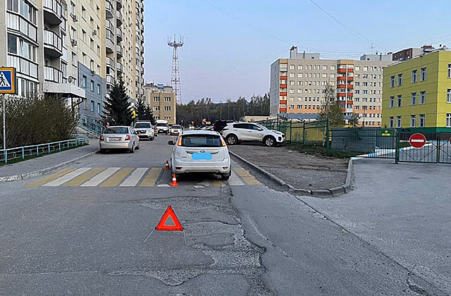 В Новосибирске Ford Focus сбил женщину и 8-летнего мальчика на «зебре»
