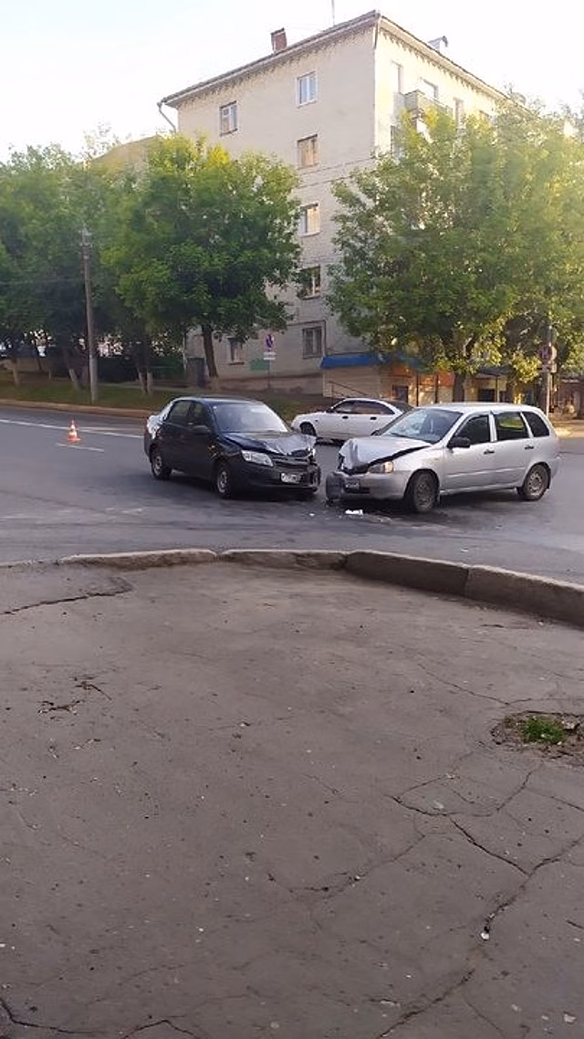 В Кирове "Гранта" и "Калина" не поделили перекрёсток