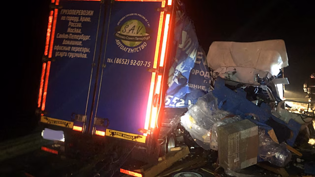 Причиной гибели двух женщин в ДТП под Петровском стали ветер и влетевший в кабину станок