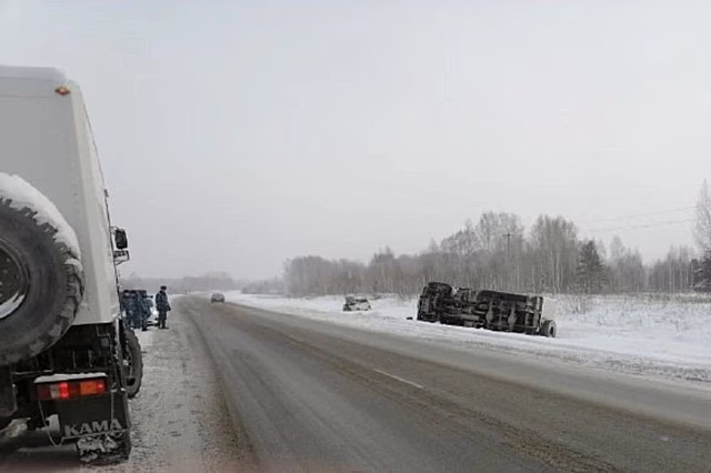 Автомобилистка и ребенок пострадали в ДТП с автозаком на ленинск-кузнецкой трассе