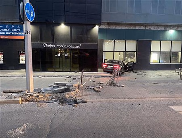 В Самаре BMW влетел в ТЦ "Захар"