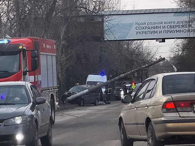 Водитель легковушки, обрушившей бетонную опору, умер за рулем