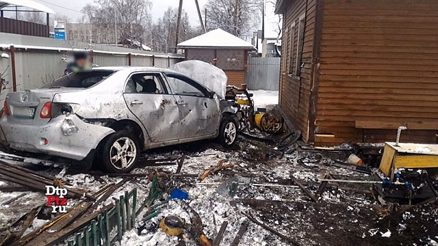 В Петрозаводске автомобиль влетел в жилой дом и перевернулся