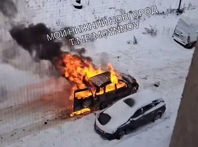 Автомобиль загорелся во дворе жилого комплекса в Нижнем Новгороде