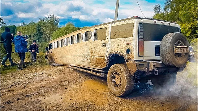 Посмотрите, как свадебный лимузин Hummer пытается проехать по деревенскому бездорожью