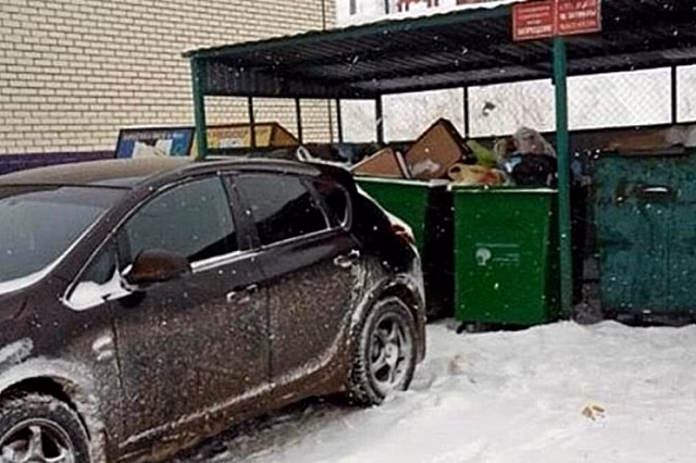 В Пензе припаркованные авто мешают работе мусоровозов