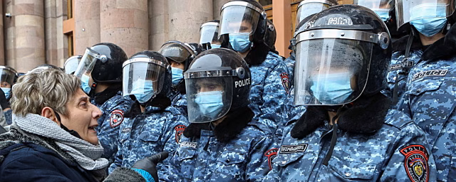 В Ереване задержали несколько митингующих у здания правительства