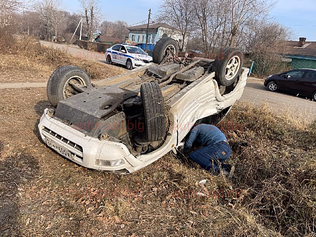 В Благовещенске иномарка врезалась в другое авто и перевернулась на крышу, пострадала женщина