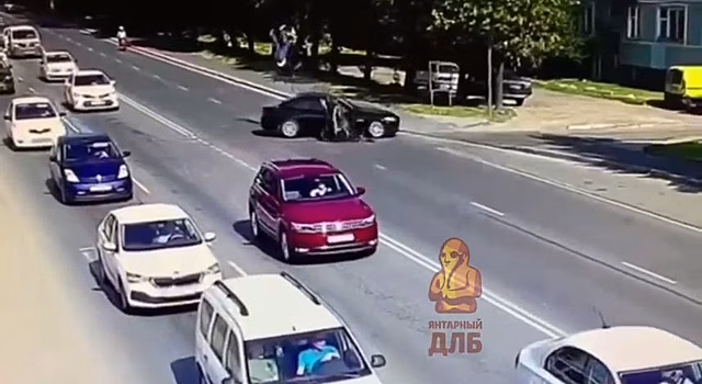 Очевидцы: Тело погибшего в ДТП мотоциклиста в Калининграде полдня пролежало на дороге