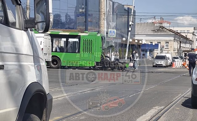 В центре Курска у «Волгабаса» вывалился двигатель