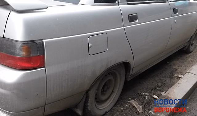Житель Воронежской области разбил машину автомобилиста, отказавшегося его подвезти