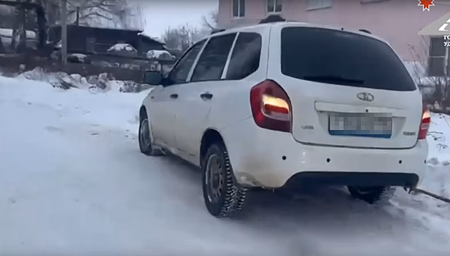 В Удмуртии полицейские помогли женщине вытащить автомобиль из снежной западни