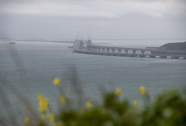 На подъездах к Крымскому мосту образовались очереди из 300 автомобилей